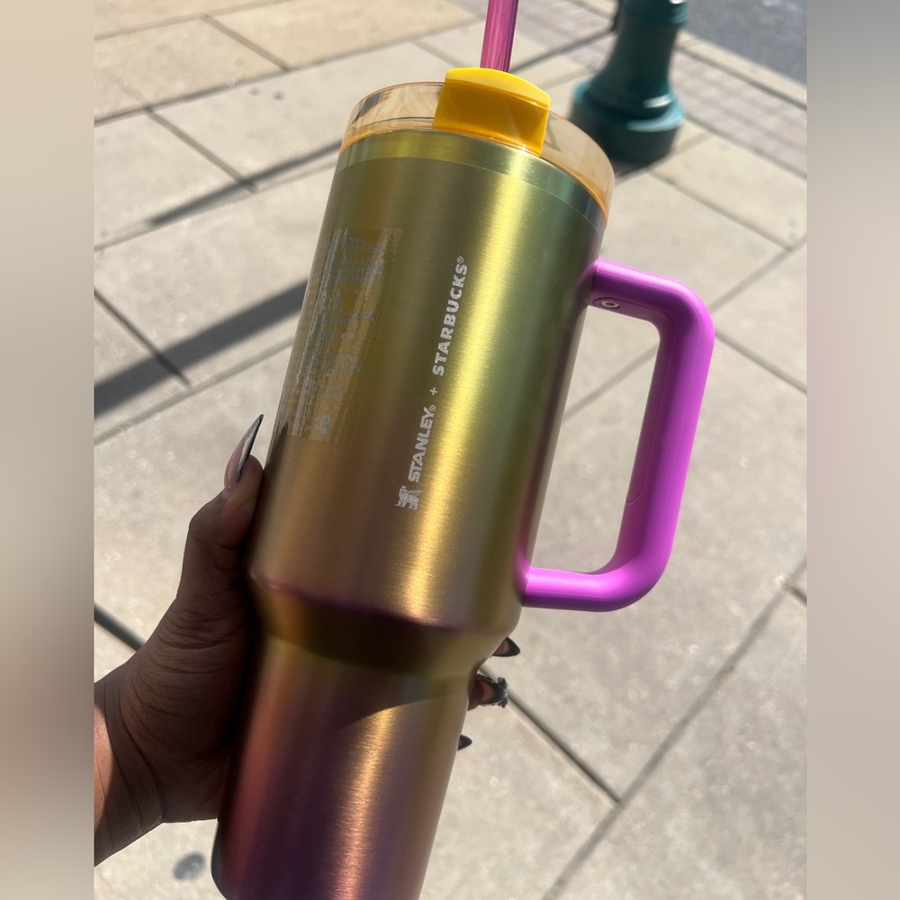 Stanley X Starbucks Summer Sunset Gradient
40oz Tumbler Quencher NWT